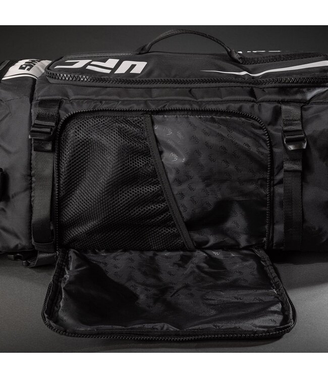 UFC Unity by Venum Fight Week Sporttasche mit Rucksack‑Duffel‑Design – Schwarz/Weiß