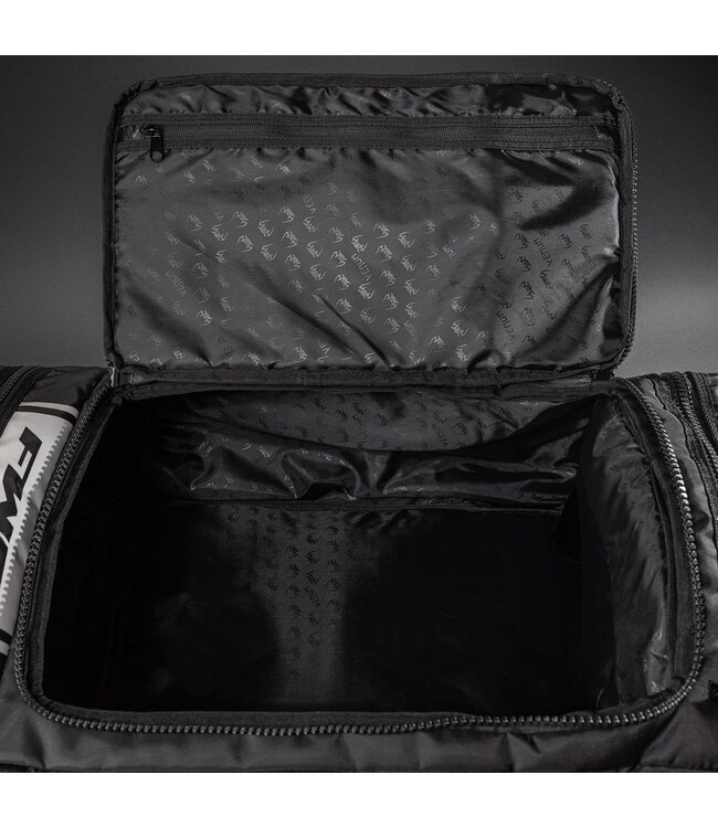 UFC Unity by Venum Fight Week Sporttasche mit Rucksack‑Duffel‑Design – Schwarz/Weiß