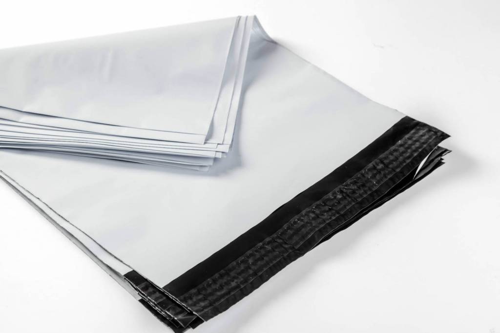 CoEx-LDPE verzendzakken/Webshopbag Type A4+ 235 x3255 + 50 mm buitenzijde wit/ binnenzijde zwart, 70my met kleefstrip 1000st/ds