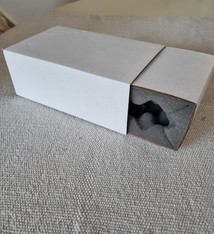 Schuif Schuimdoos wit 175x105x65mm Beplakt met profielschuim 25 mm licht grijs met kartonnen huls