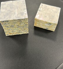 Vlokfoam blokjes 50x50x25mm licht zelfklevend  2000 st/ds Densiteit: 240 Kg/m2  minimale afname 10 doos