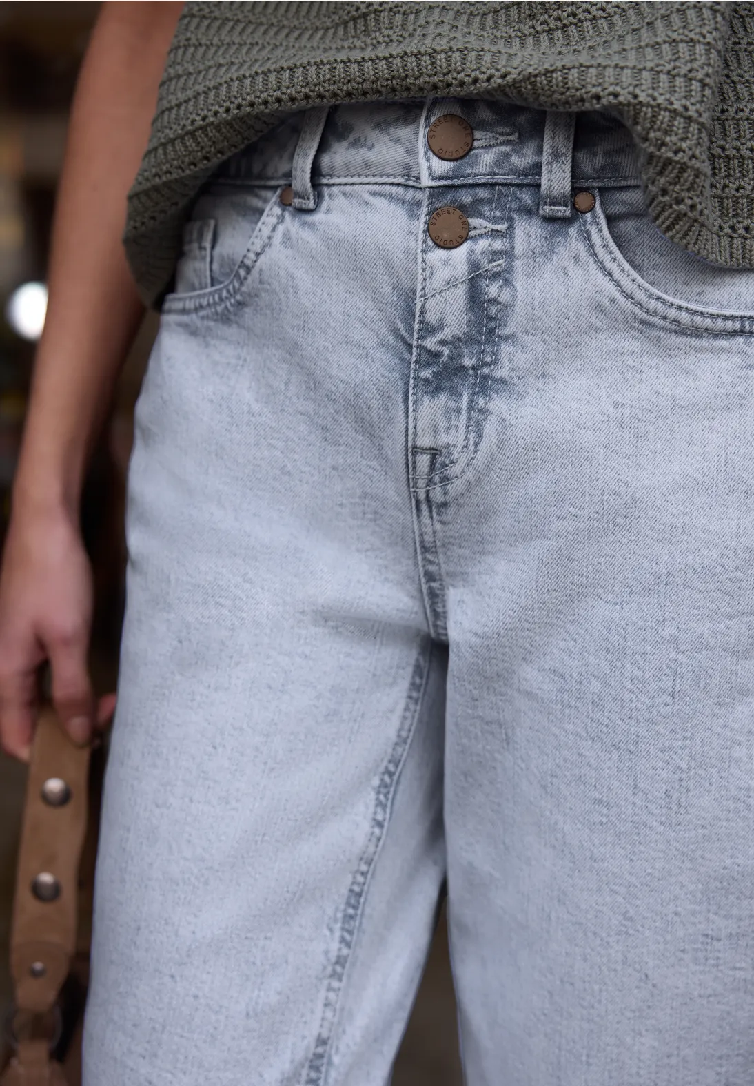 Street One Studio Mid Waist Barrel Leg Jeans - Bleached Wash