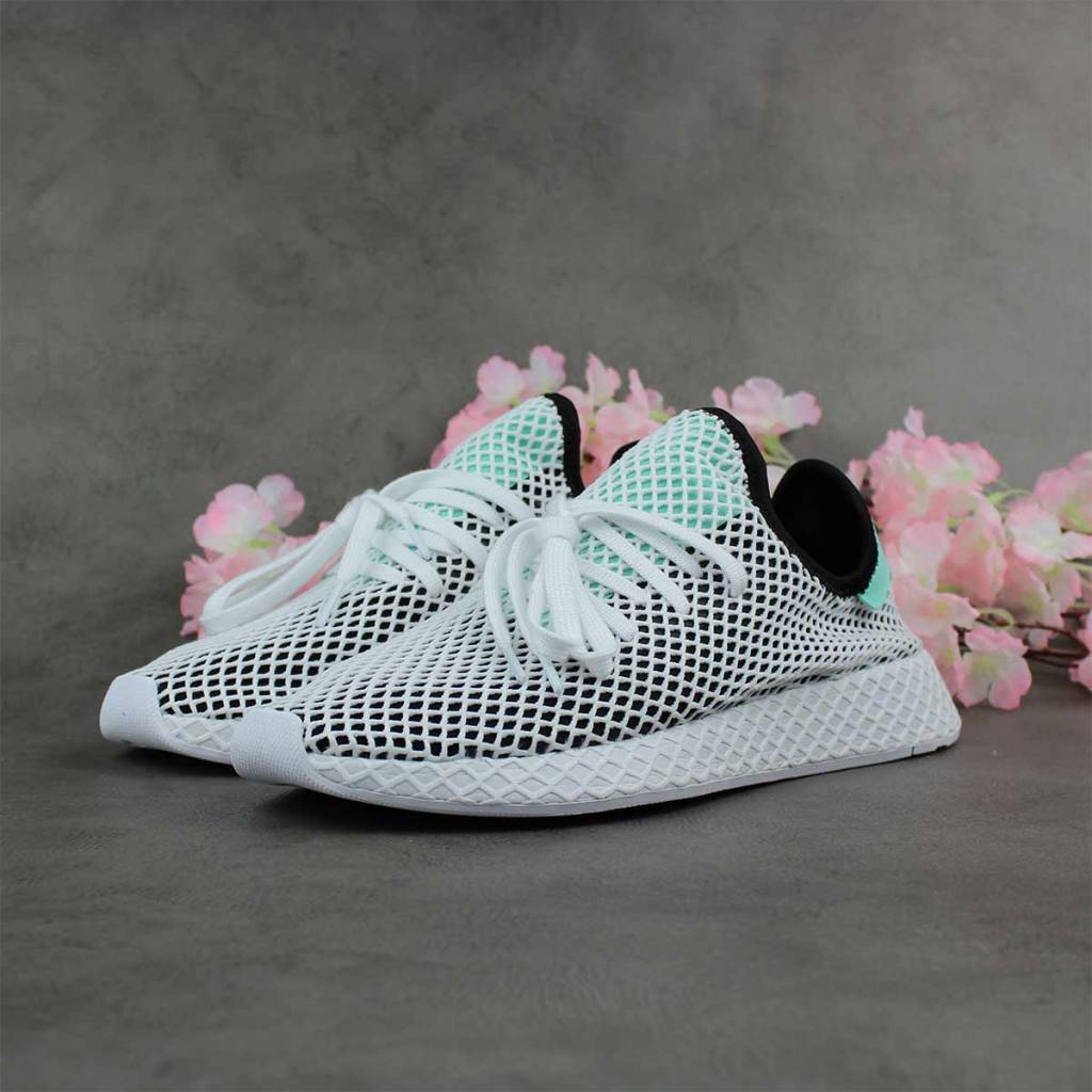 deerupt runner black and white