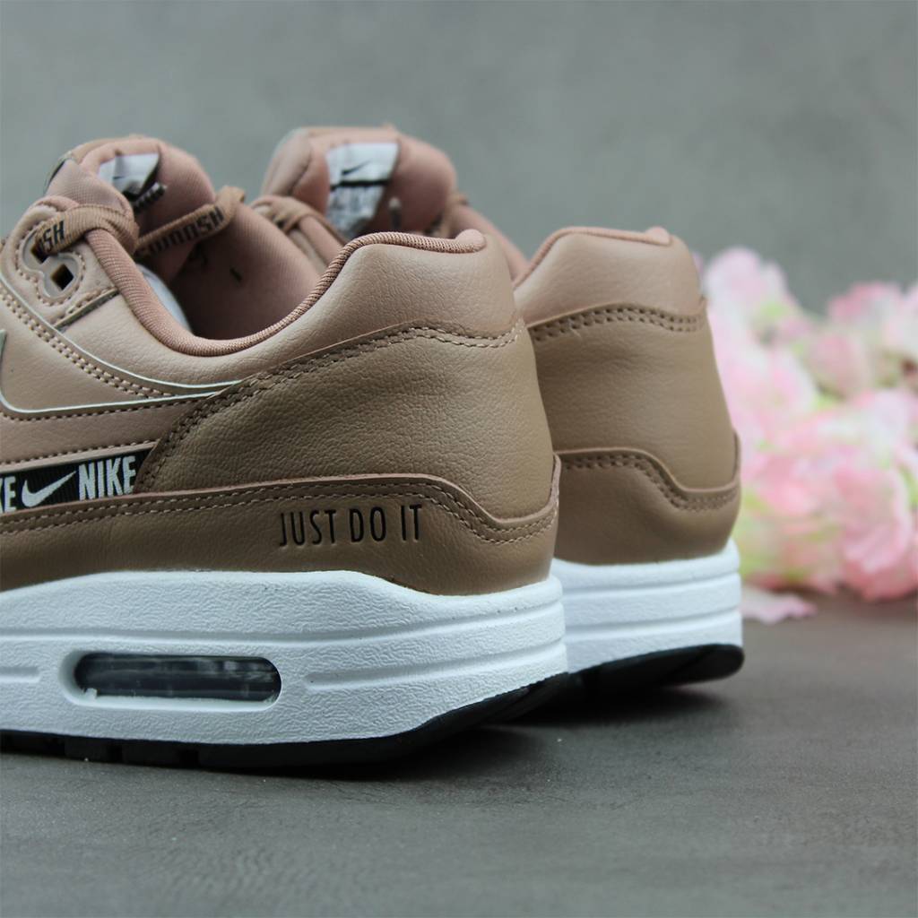 nikes air max 1