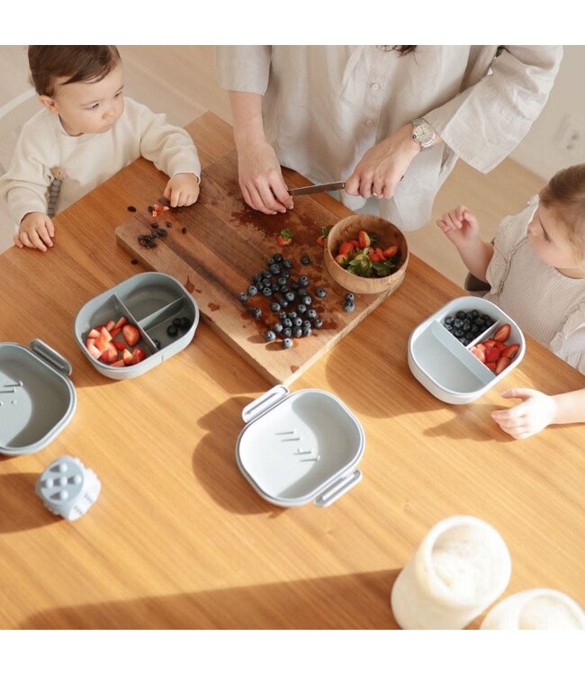 Mushie Lunchbox Cloud met verdeelvakken, tray en bestek