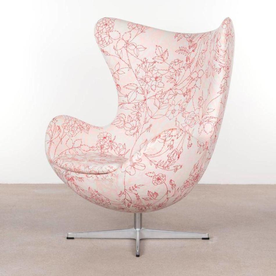 Arne Jacobsen Egg chair fauteuil met orginele Kvadrat Happy KL 106 Tord Boontje wit/roodroze stof