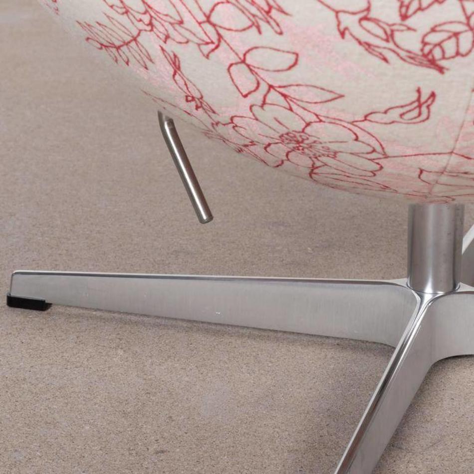 Arne Jacobsen Egg chair fauteuil met orginele Kvadrat Happy KL 106 Tord Boontje wit/roodroze stof
