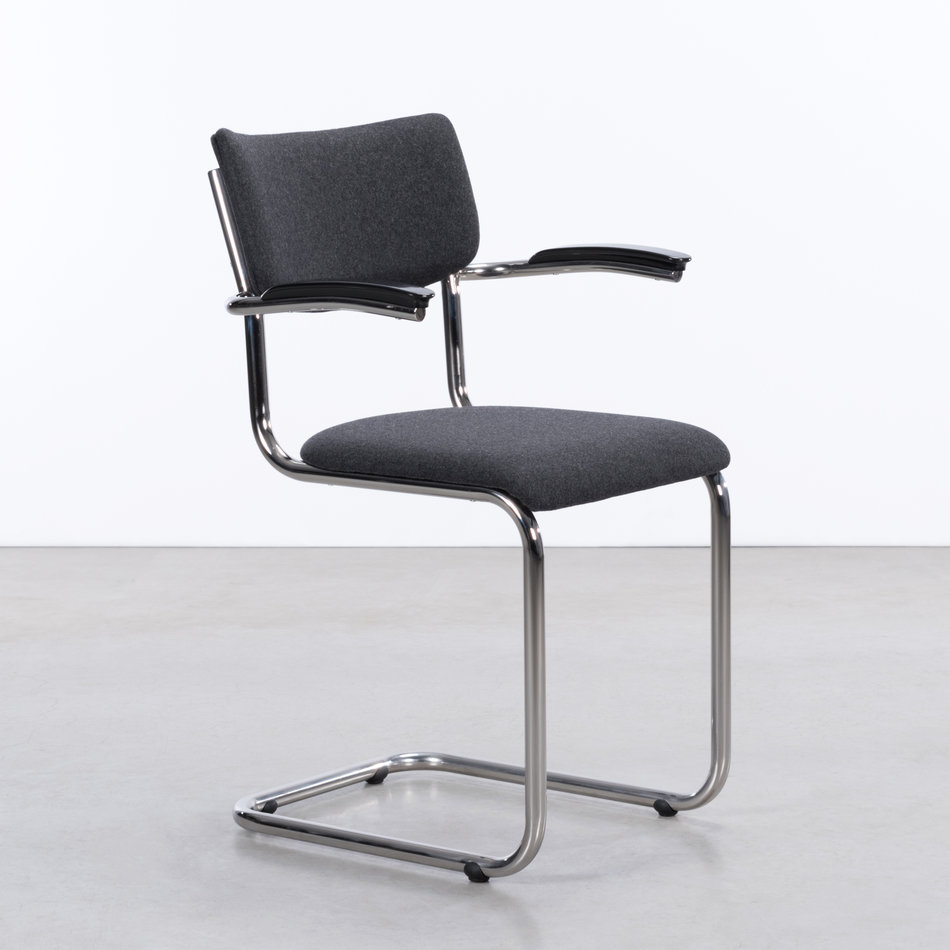 Dykmeyer De Purmer chair with armrests Facet Wool felt 67 dark Grey