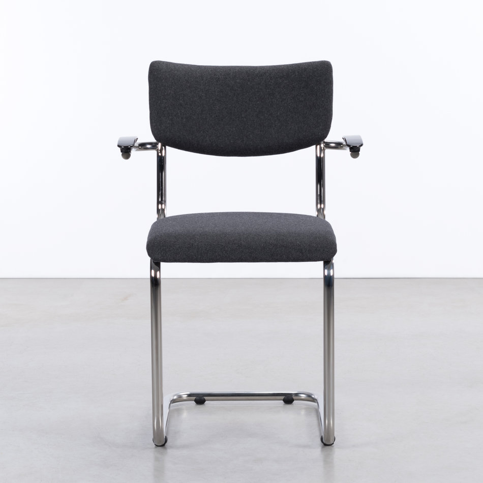 Dykmeyer De Purmer chair with armrests Facet Wool felt 67 dark Grey