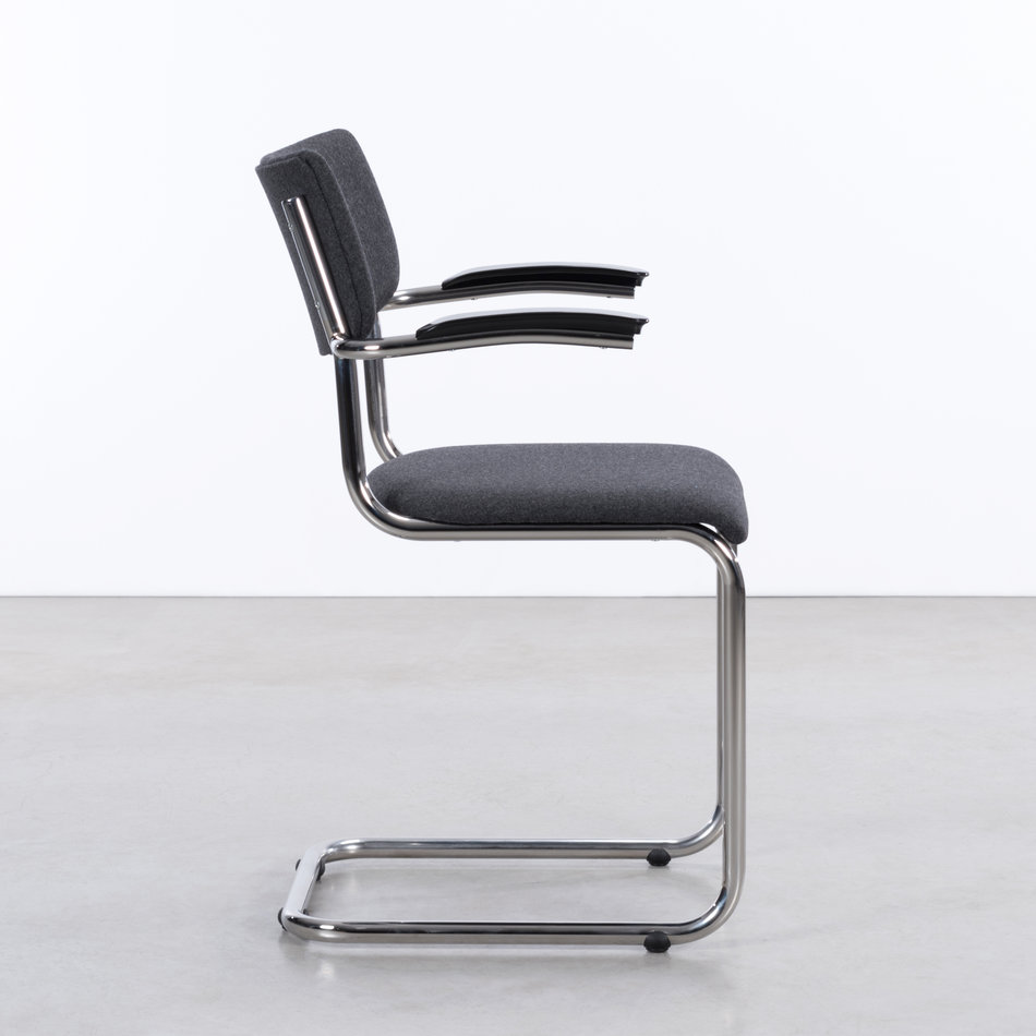 Dykmeyer De Purmer chair with armrests Facet Wool felt 67 dark Grey