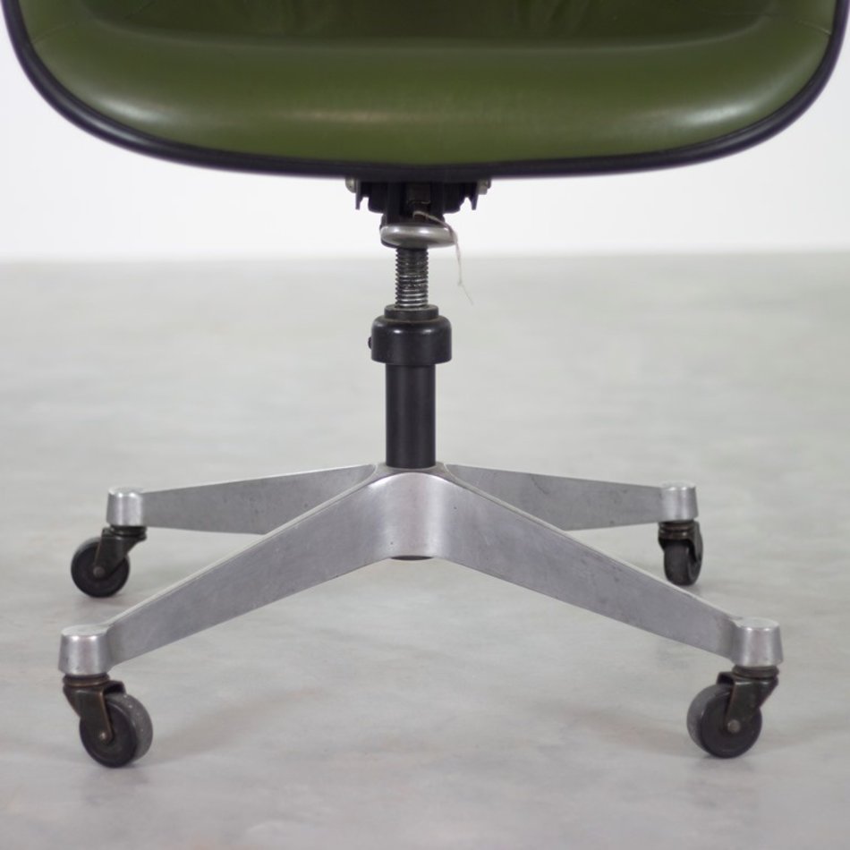 Eames white fiberglass deskchair PACC Herman Miller