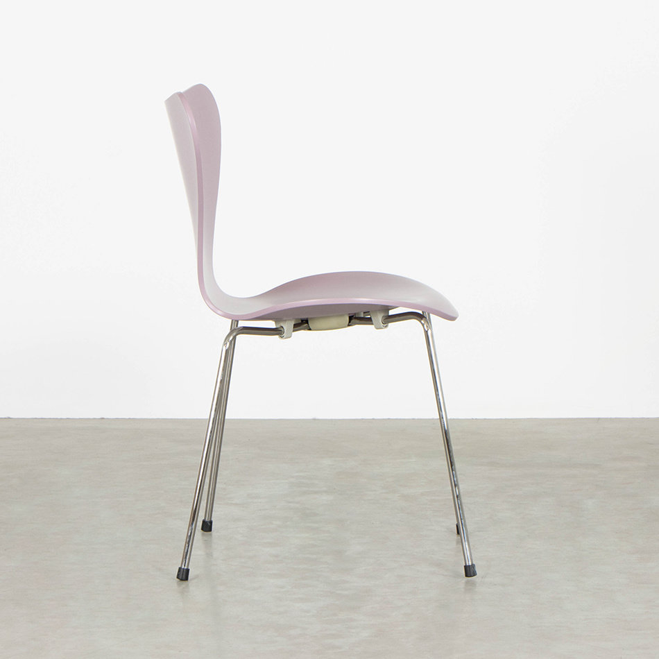 Fritz Hansen Butterfly Chair Pastel Violet (RAL4009)