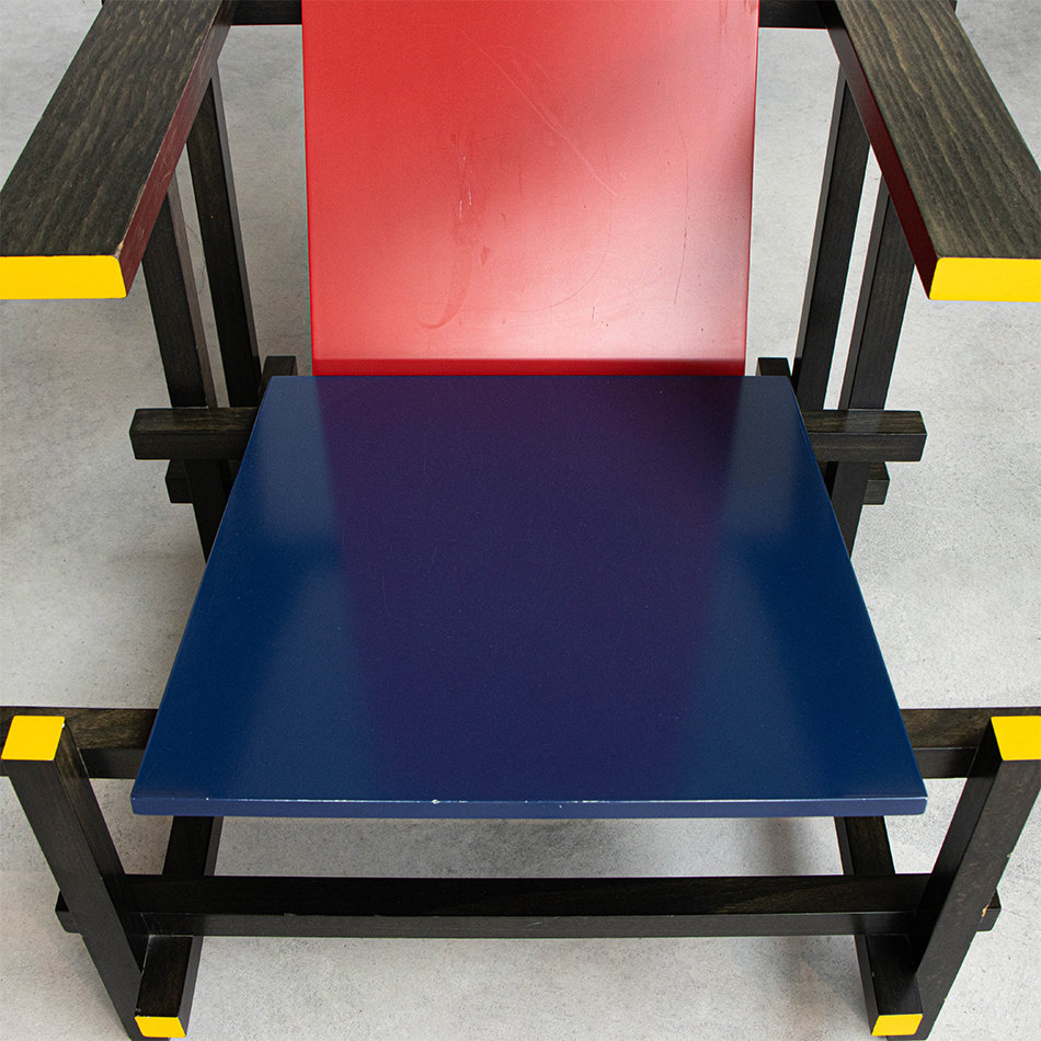 Gerrit Rietveld Red and Blue fauteuil Cassina