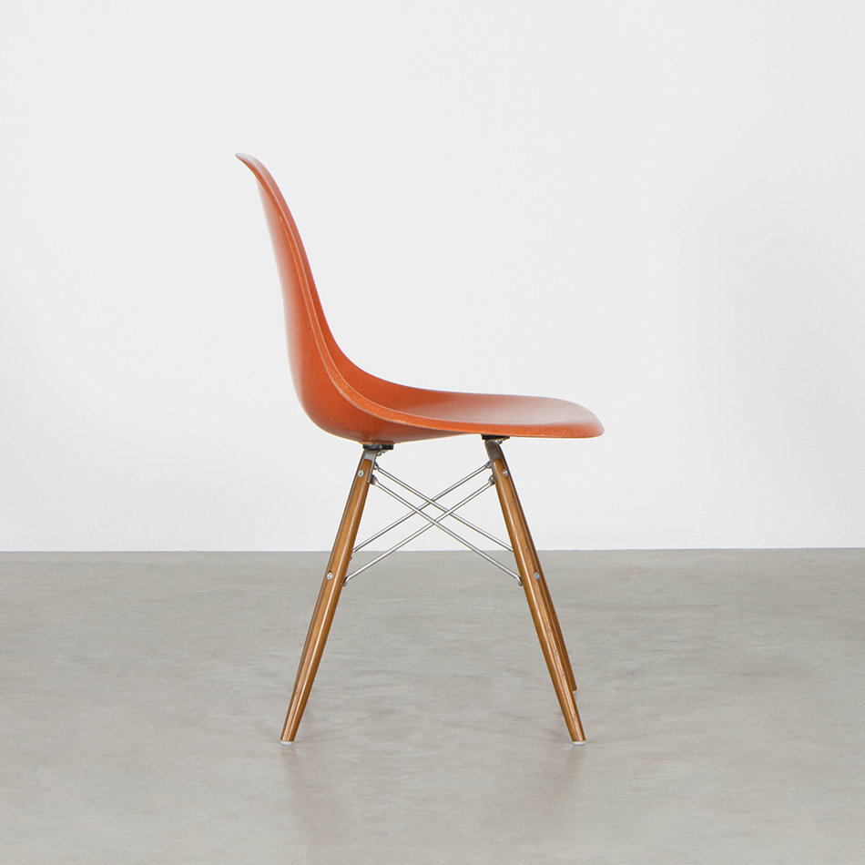 rekenmachine Op de kop van honderd Eames DSW oranje kuipstoel Herman Miller - De Machinekamer