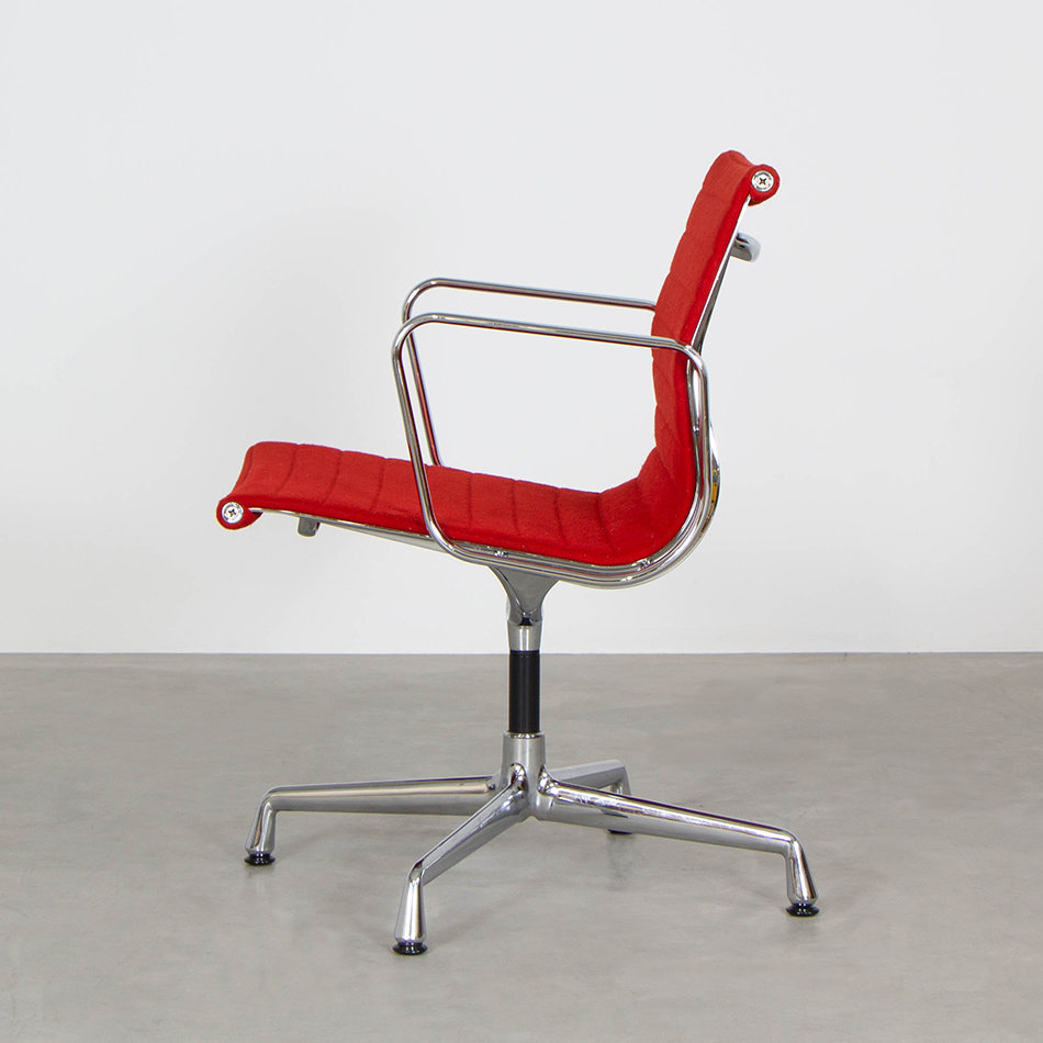 Eames EA108 stoelen rood en chroom frame Vitra