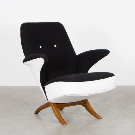 Theo Ruth Pinguïn fauteuil zwart wit bekleed Artifort jaren 50