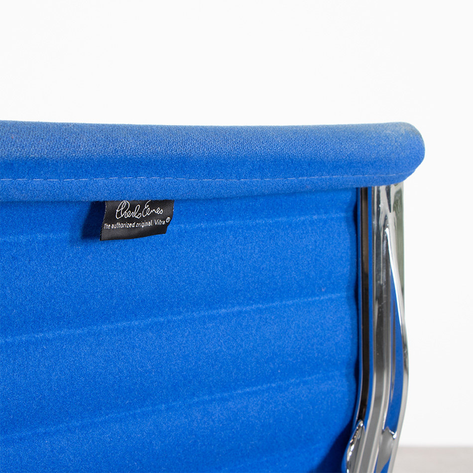Eames EA119 bureaustoel blauw vilt Vitra