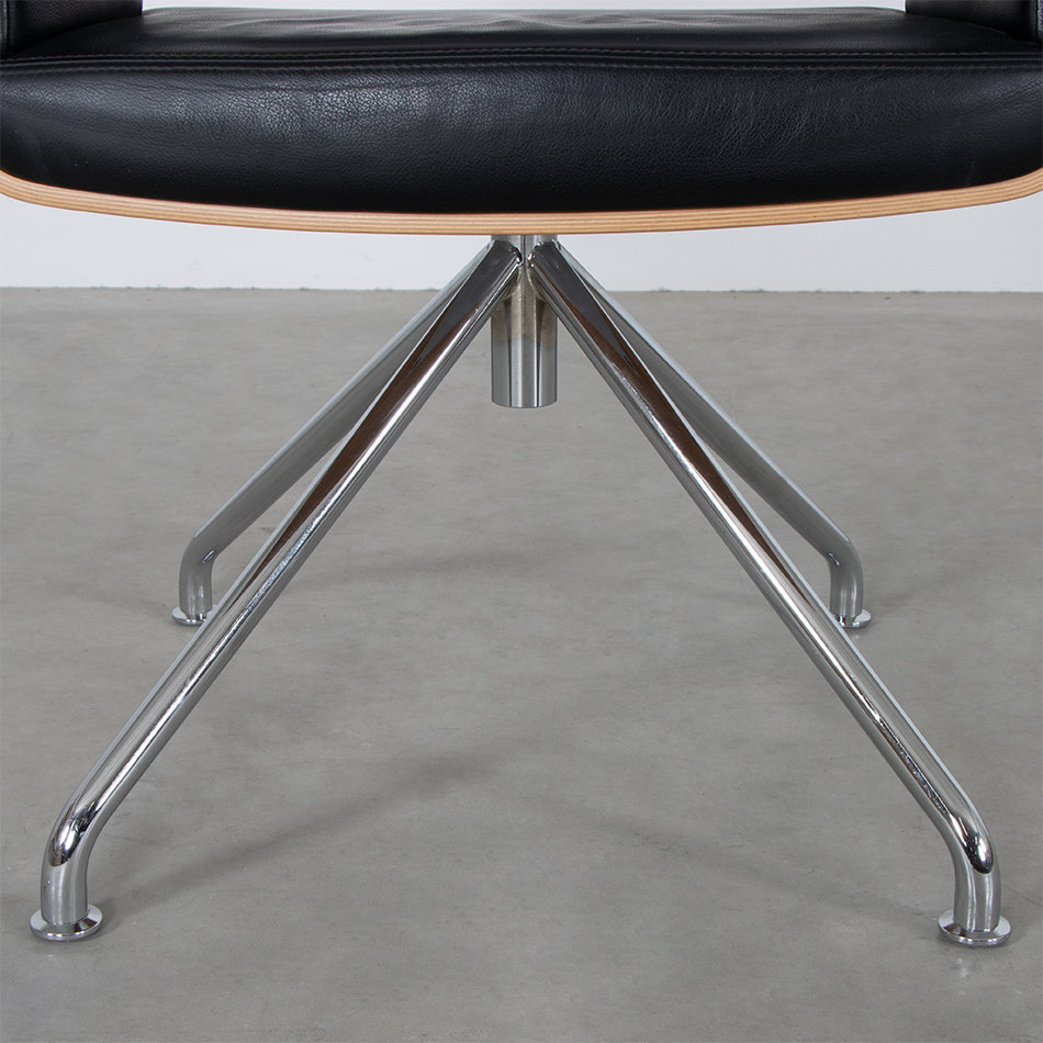 Thonet S847 vergaderstoel zwart leer