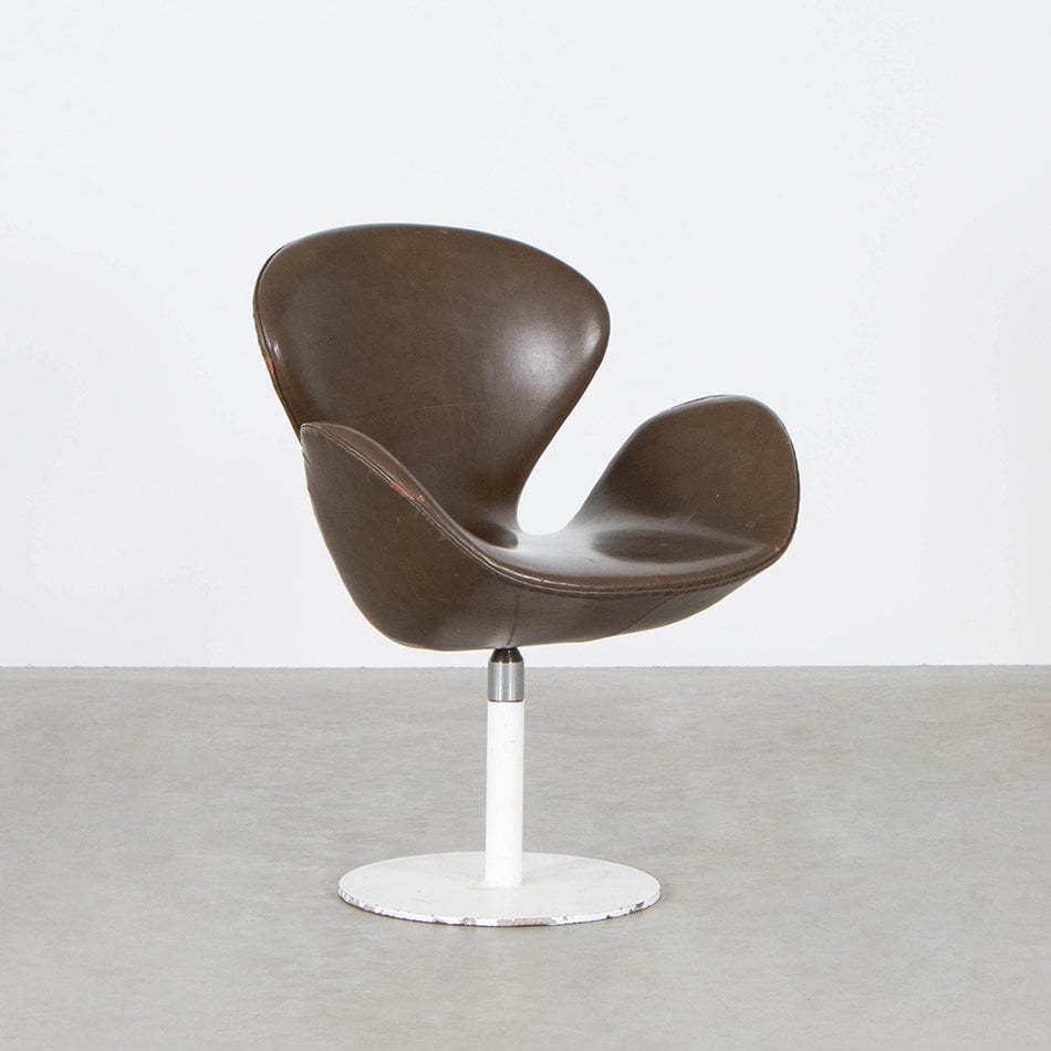 Arne Jacobsen Swan armchair airport version vintage