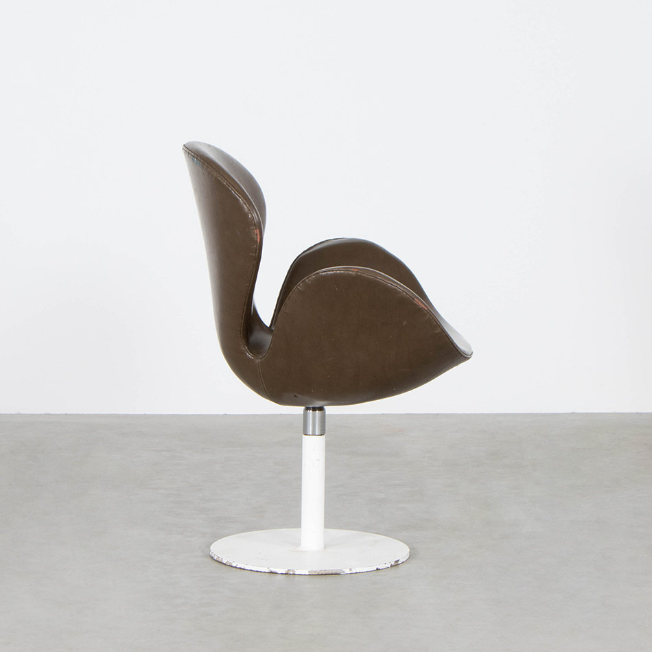 Arne Jacobsen Swan armchair airport version vintage