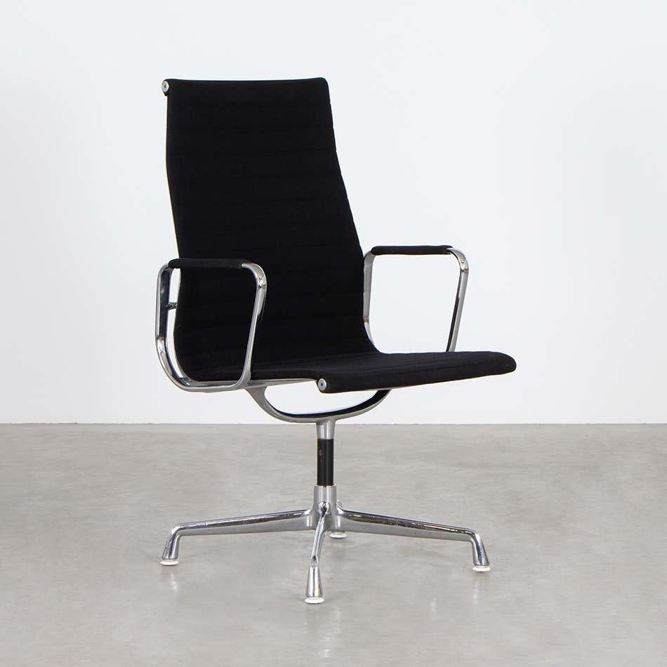 Eames EA112 stoel chroom en zwart hopsak Herman Miller