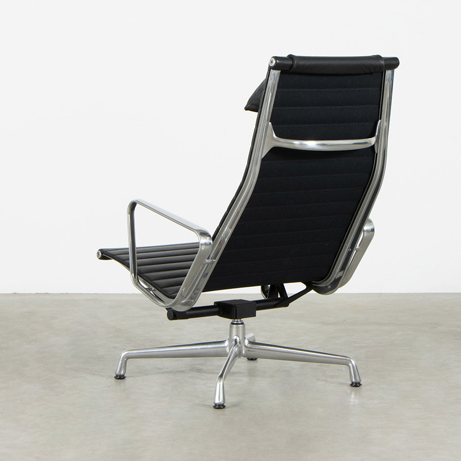 Eames lounge chair EA124 zwart leer Vitra