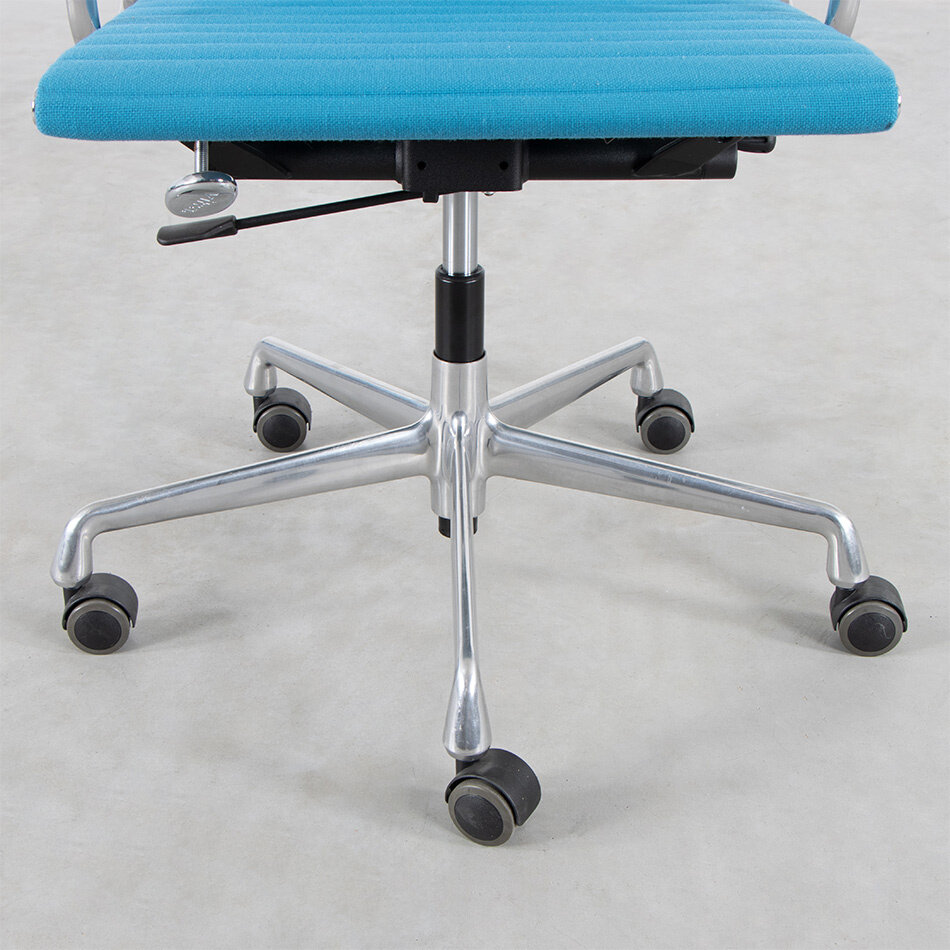 Eames EA117 bureaustoel blauw Vitra