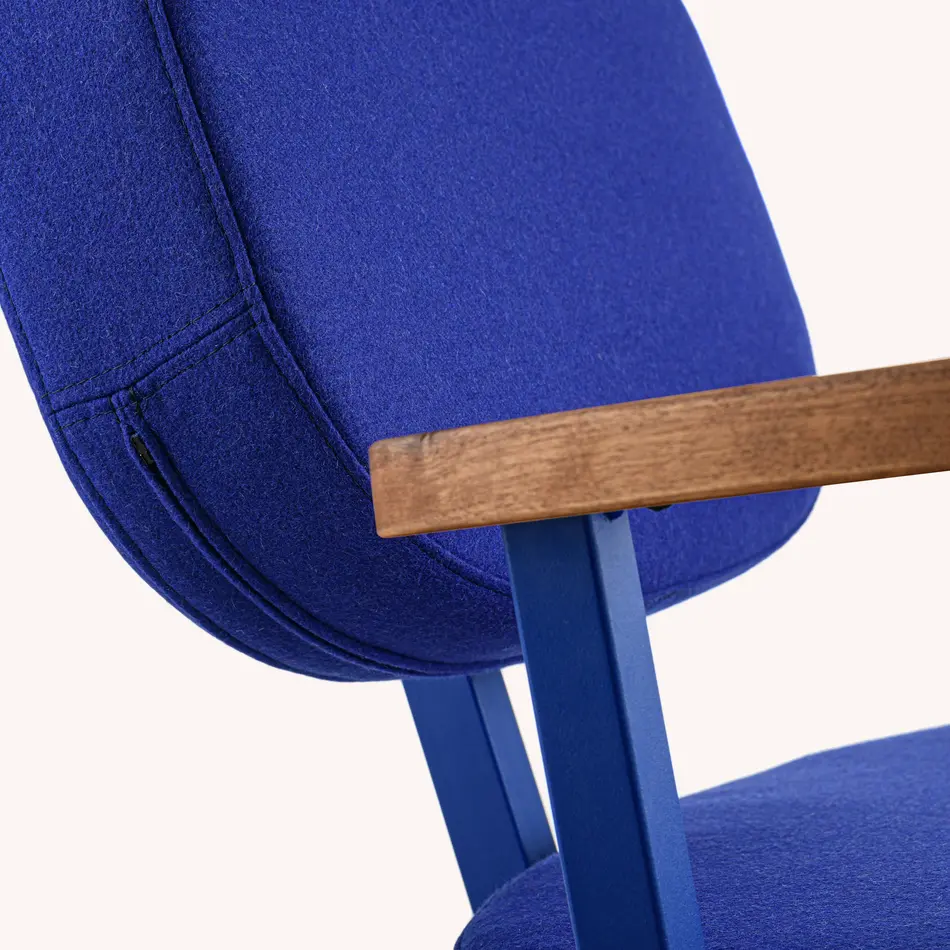 MK Armchair With Walnut Arm Fabric Faceted Felt Indigo 90 Frame Ultramarine Blue (RAL 5002)