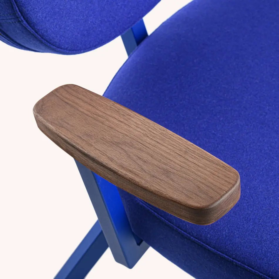 MK Armchair With Walnut Arm Fabric Faceted Felt Indigo 90 Frame Ultramarine Blue (RAL 5002)