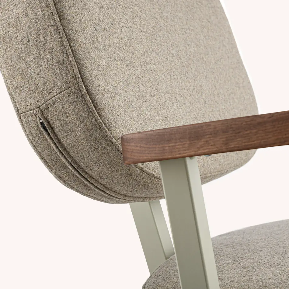 MK Armchair With Walnut Arm Fabric Facet Felt Pebble 07 Frame Pebble Grey (RAL 7032)