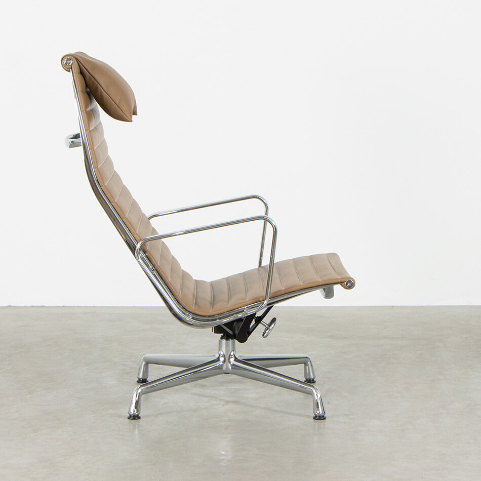 Eames lounge chair EA124 lichtbruin leer Vitra