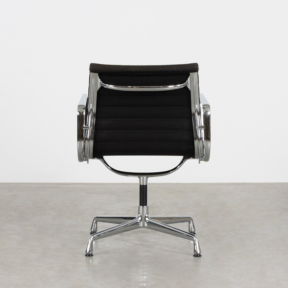 Eames EA108 stoel zwart (verkleurd) hopsak Vitra