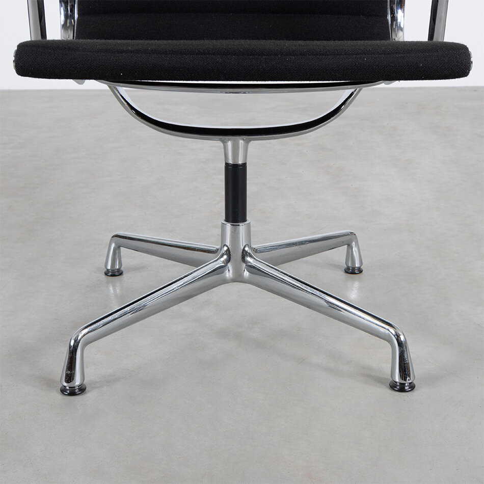 Eames EA108 stoel zwart (verkleurd) hopsak Vitra