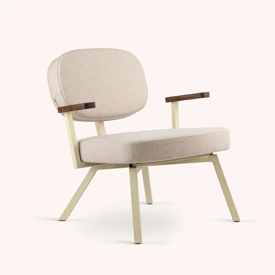 MK Fauteuil Met Walnoot Arm Stof Facet Vilt Beige 1037 Frame Ivoor (RAL 1015)