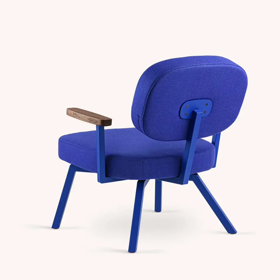 MK Fauteuil Met Walnoot Arm Stof Facet Vilt Indigo 90 Frame Ultramarijnblauw (RAL 5002)