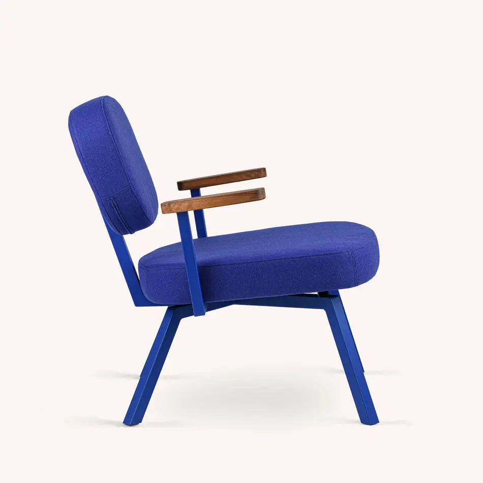 MK Armchair With Walnut Arm Fabric Faceted Felt Indigo 90 Frame Ultramarine Blue (RAL 5002)