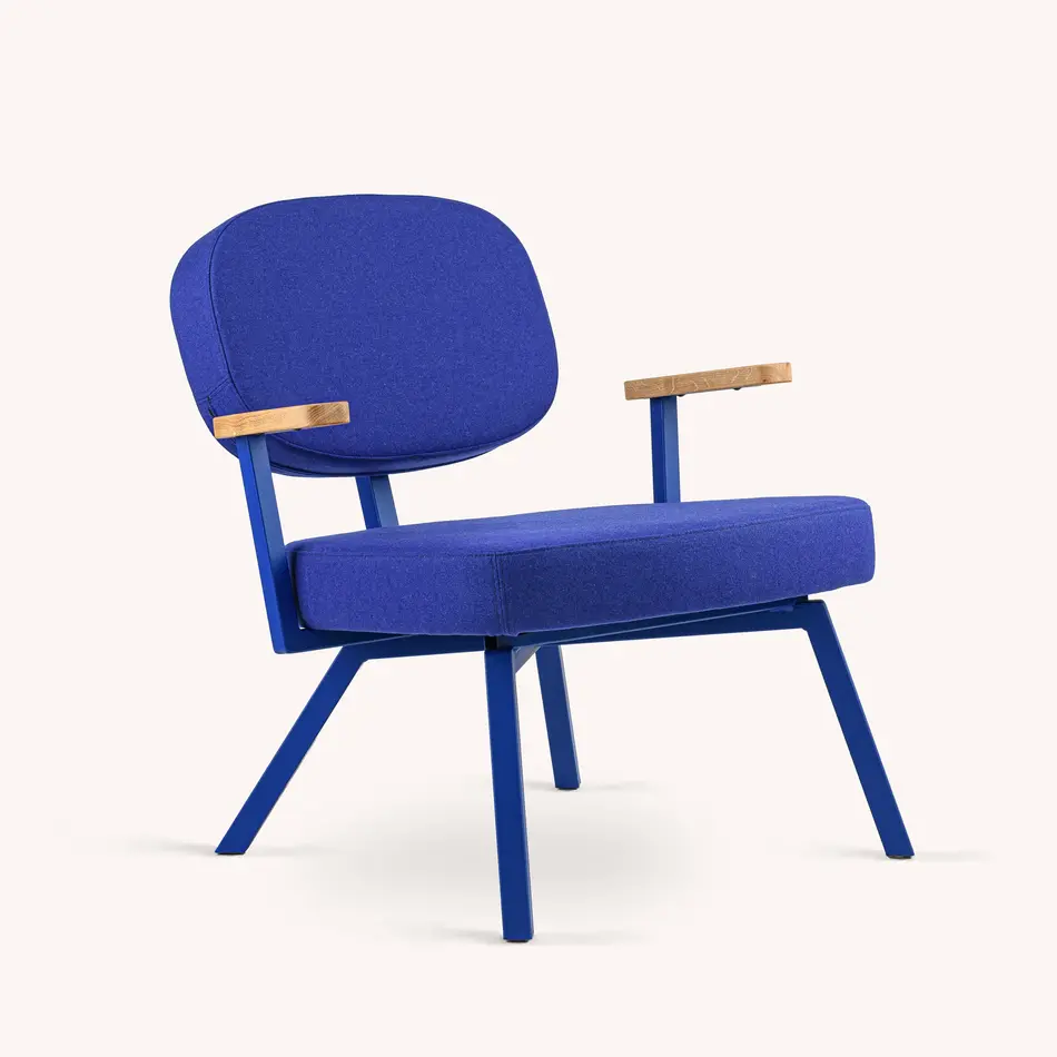 MK Armchair With Oak Arm Fabric Faceted Felt Indigo 90 Frame Ultramarine Blue (RAL 5002)