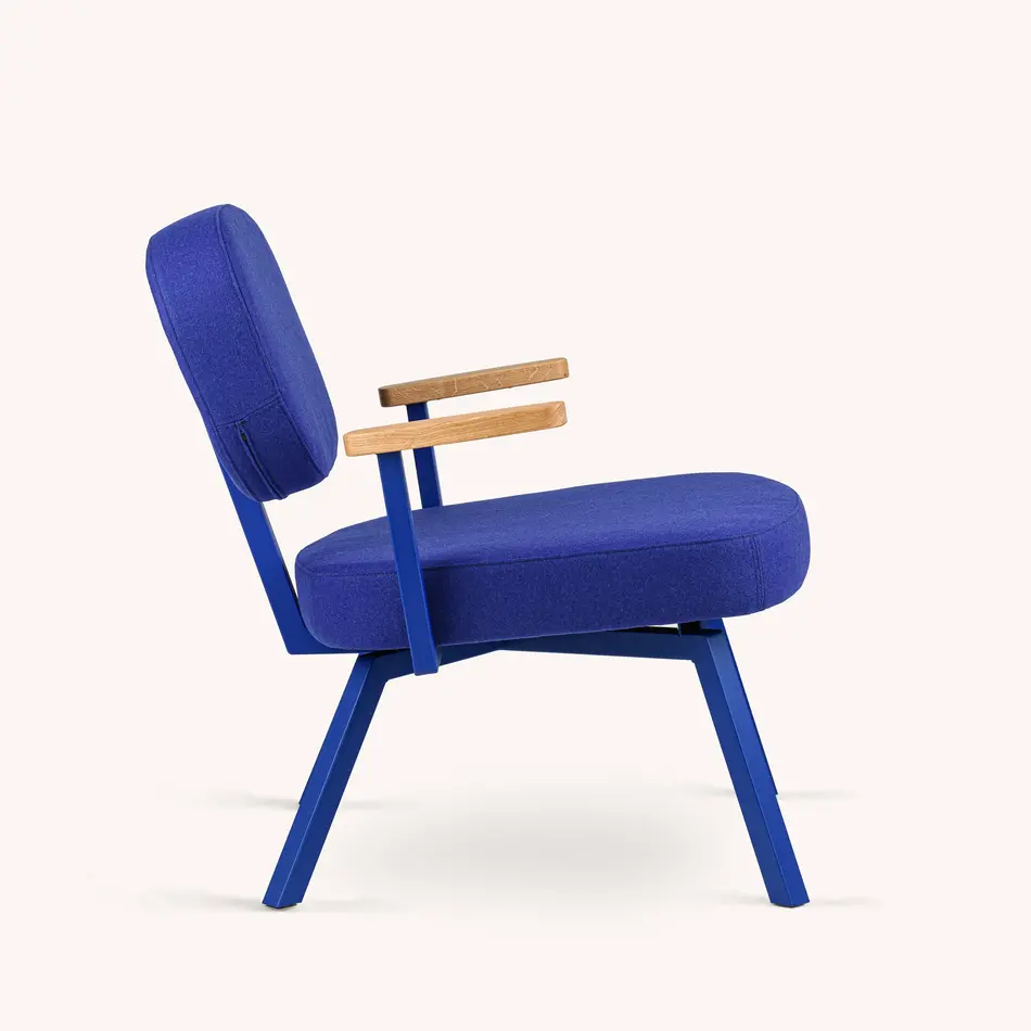 MK Fauteuil Met Eiken Arm Stof Facet Vilt Indigo 90 Frame Ultramarijnblauw (RAL 5002)