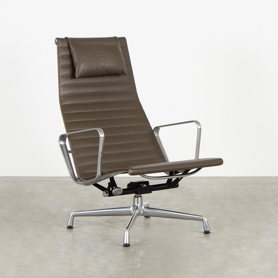 Eames lounge chair EA124 bruin leer Vitra