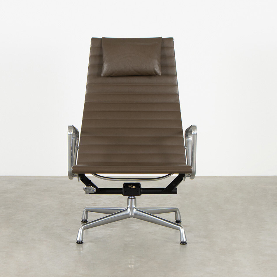 Eames lounge chair EA124 bruin leer Vitra