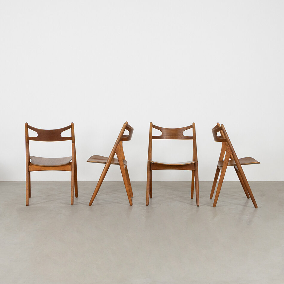 Set van 4 Hans Wegner CH29 Sawbuck Chairs en tafel Carl Hansen and Son