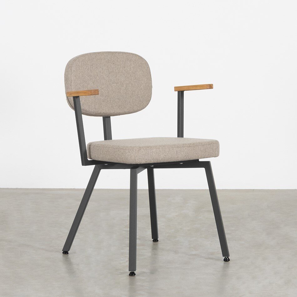 MK Chair with oak armrests - Facet Pebble 07 / Frame Umbra Grey (RAL 7022)