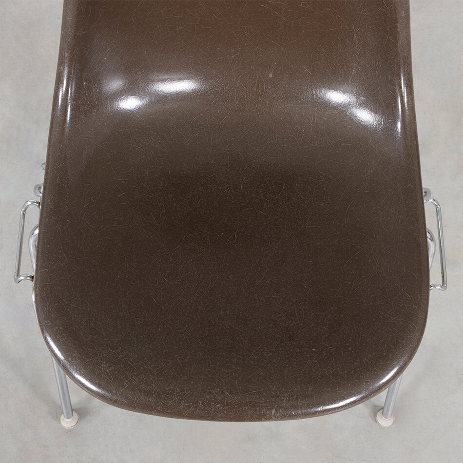 Eames stoel DSR met fiberglass kuip bruin Herman Miller