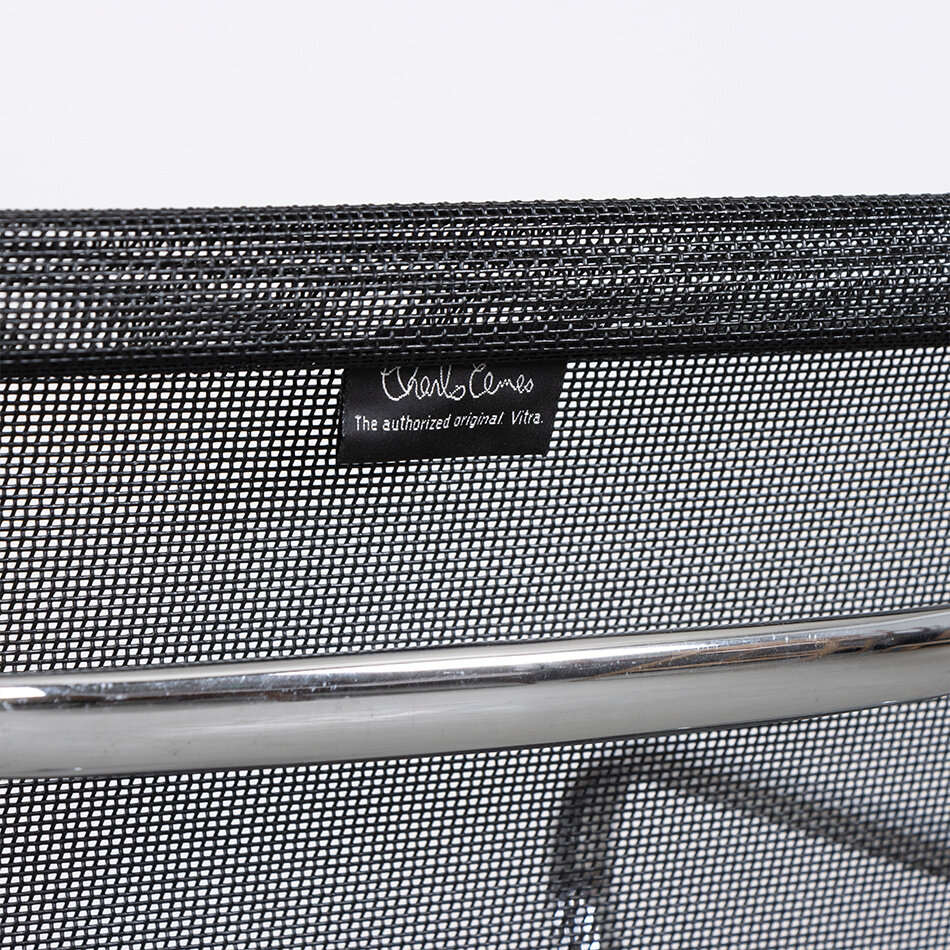 Eames EA108 Stoel zwart netweave aluminium frame Vitra ongebruikt