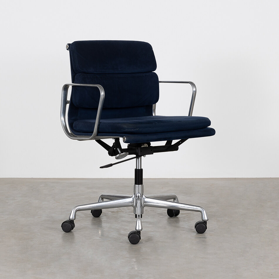 Eames EA217 bureaustoel blauw suede aluminium frame Vitra