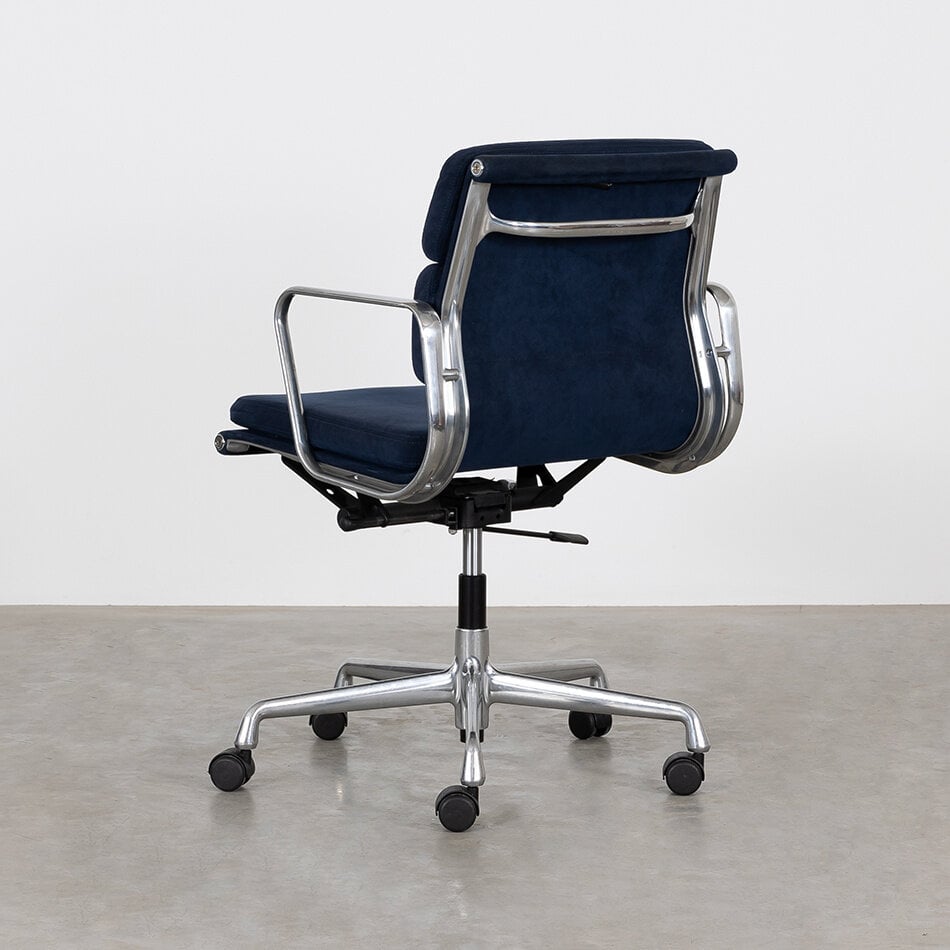 Eames EA217 bureaustoel blauw suede aluminium frame Vitra