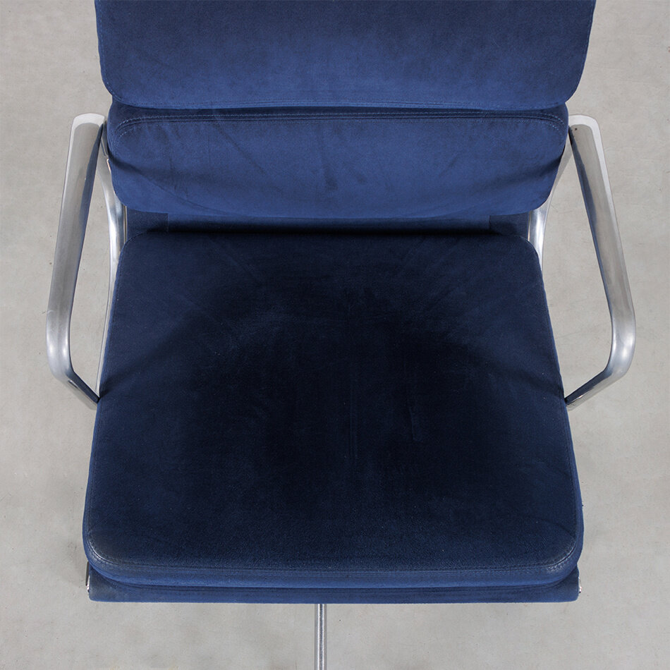 Eames EA217 bureaustoel blauw suede aluminium frame Vitra