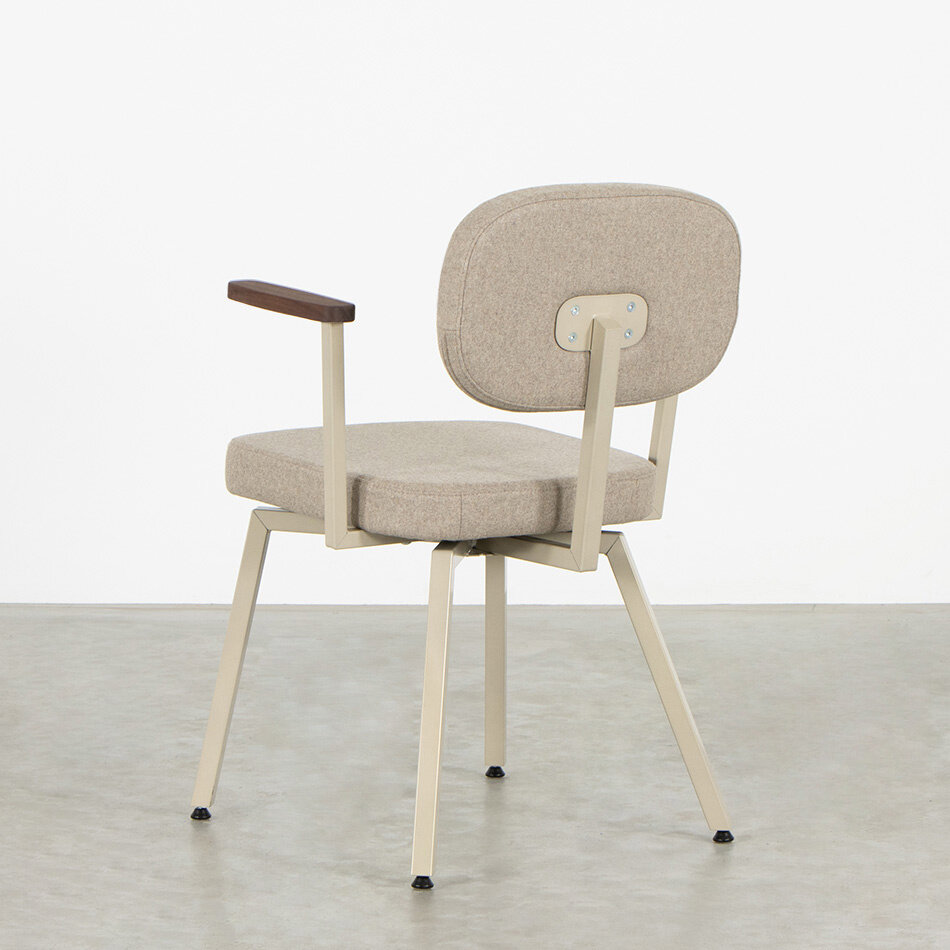 MK Chair With Walnut Arm / Facet Pebble 07 Frame Pebble Grey (RAL 7032)