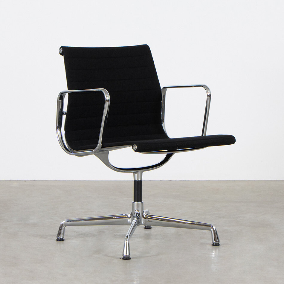 Eames EA107 stoel zwart hopsak chroom frame Vitra