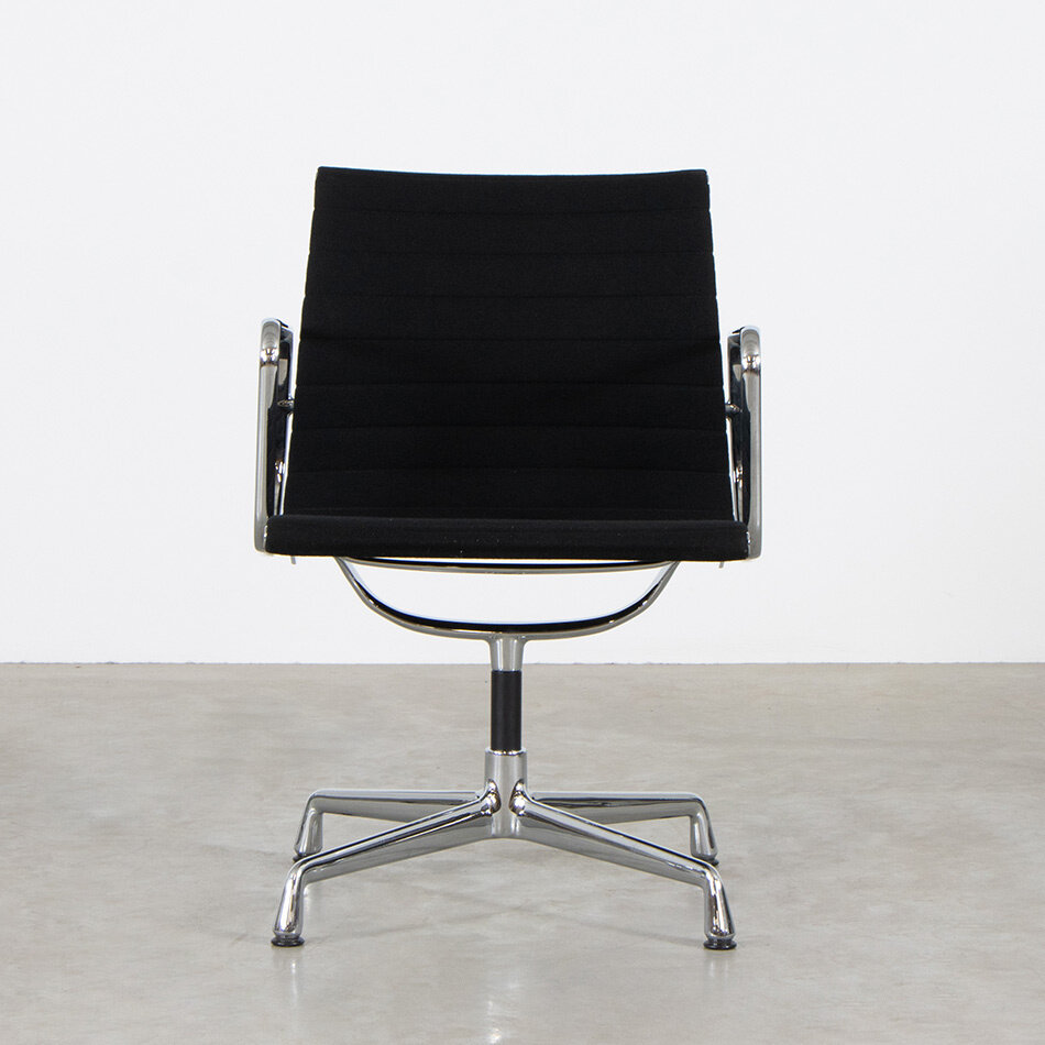 Eames EA107 stoel zwart hopsak chroom frame Vitra